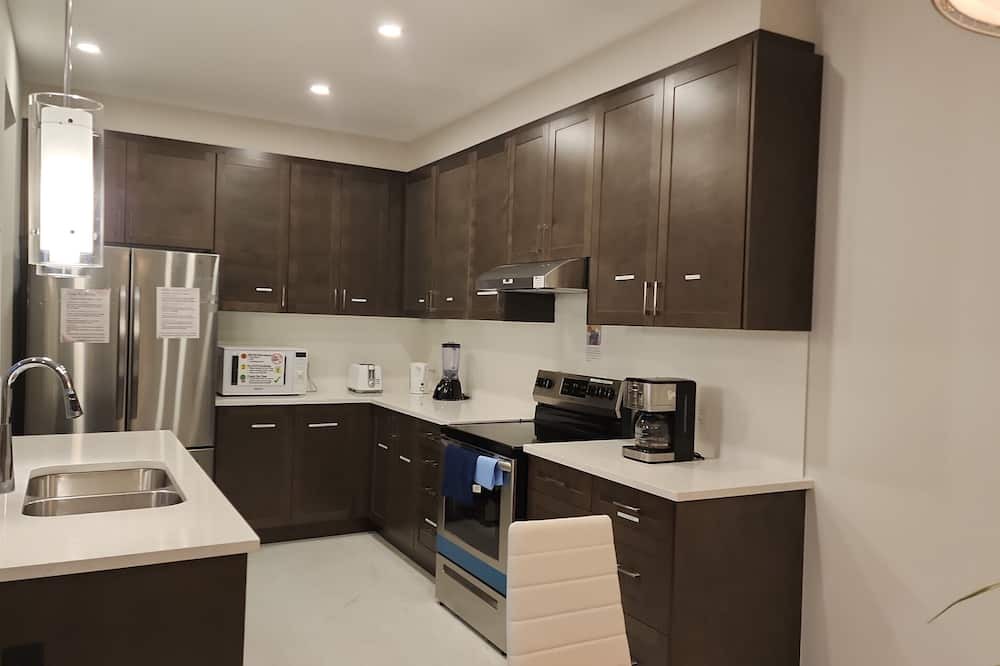 Ottawa Division House | Chic Urban Retreat: 4 Bedroom &3.5 Bath w/Parking+Kitchen & Self Check-In-Kanata
