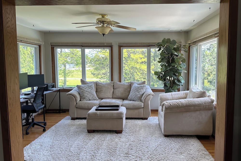 Oak Creek House | RNC accommodating & spacious home with pool 15 minutes from downtown Milwaukee.