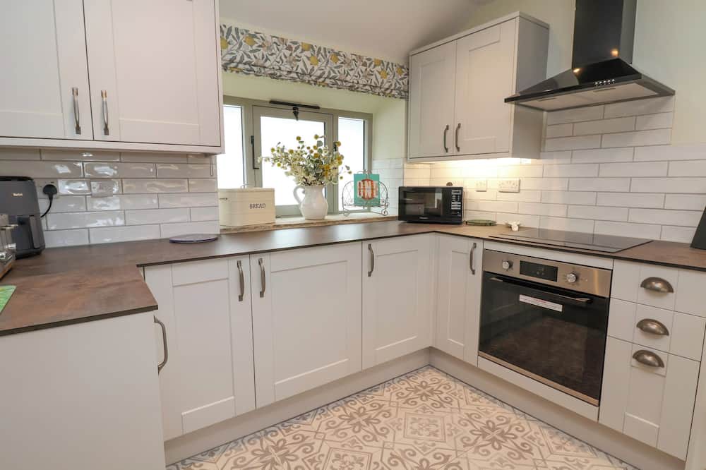 Farlow Cottage | BURROWS END, pet friendly, with open fire in Cleobury Mortimer
