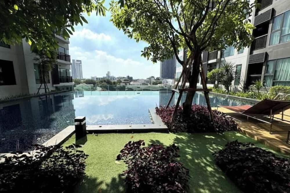 Sukhumvit Apartment | 5min to BTS-7eleven- Pool Kitchen Gym Sunrise view