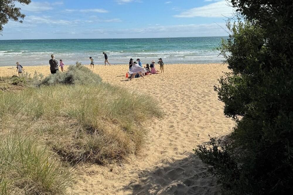 Mornington Apartment | Beachside - 1 min walk to Mills Beach, 9 min walk to Main Street MORNINGTON
