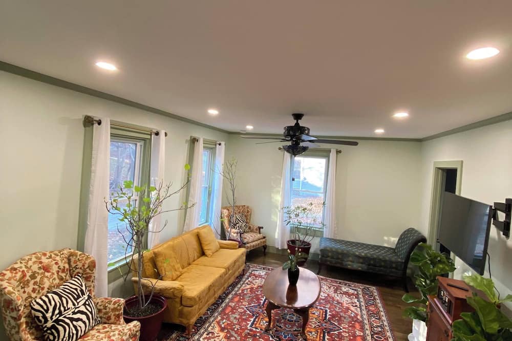 Springfield House | 16 Miles Away from Okemo Mountain Resort-Newly Renovated Furnished House