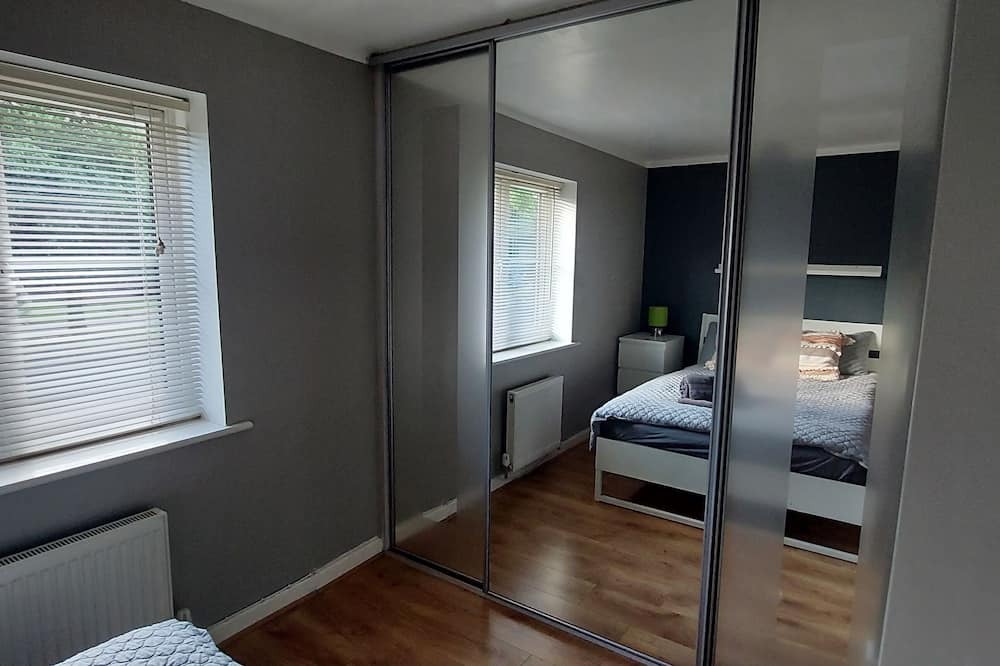 Acresford House | Beautiful 2-Bed House in Coventry