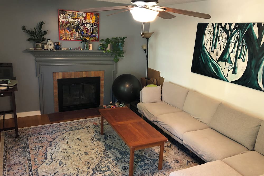 Lansing House | Perfect home football weekend base! 7 min from MSU Stadium