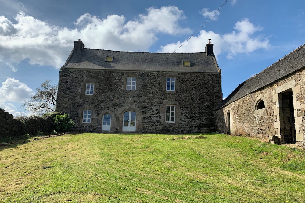 Lanneanou House | Manoir 16 ème Siècle Rénové, 6 Couchages Terrain de Tennis et Étang Privatif