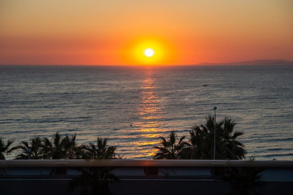 Kadnlar Denizi Mahallesi Apartment | Sea View Flat w Pool 1 min to Beach in Kusadasi