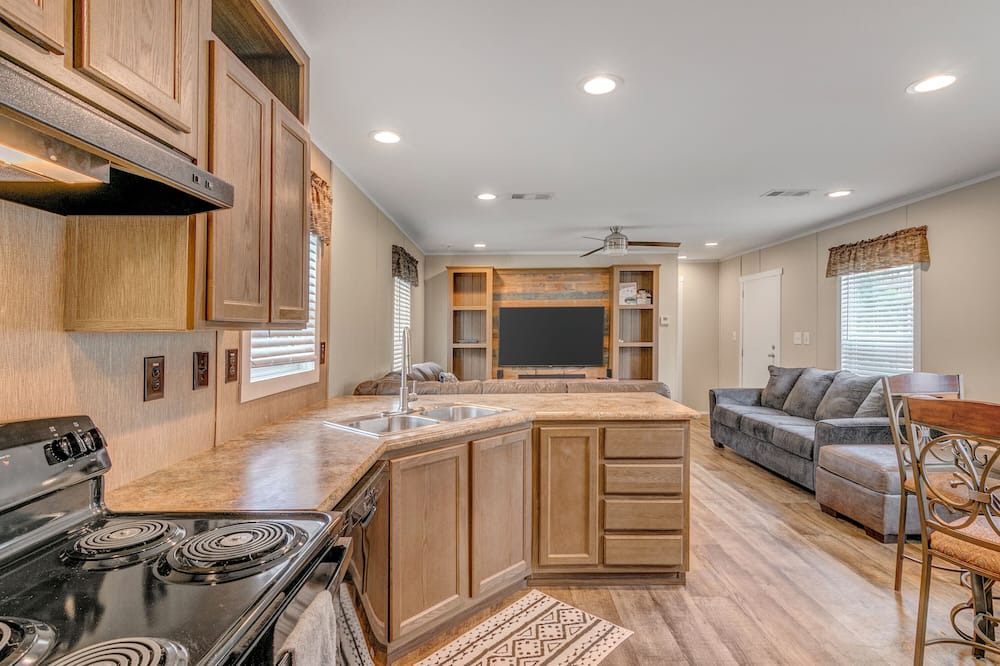 Jasper House | Conveniently located comfy cabin in the lake front community of Westwood