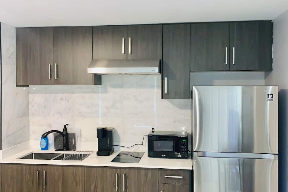 Saanich West Apartment | Cozy Bachelor Suite with Full Kitchen + Free Parking