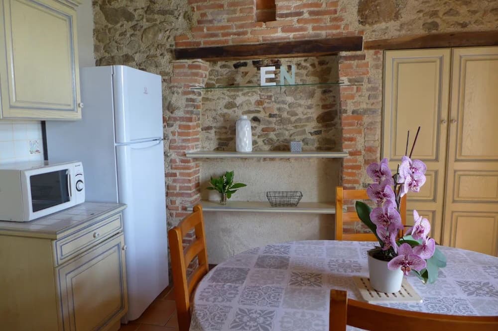Beaurepaire House | Holiday Home 'Gîte Les Castilles Près Puy Du Fou' with Shared Pool, Private Terrace and Wi-Fi