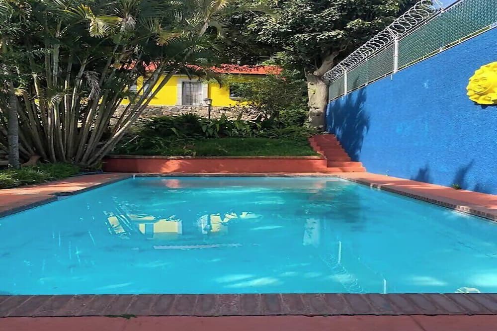 Zona 10 House | Colonial House in the City with parking space and pool
