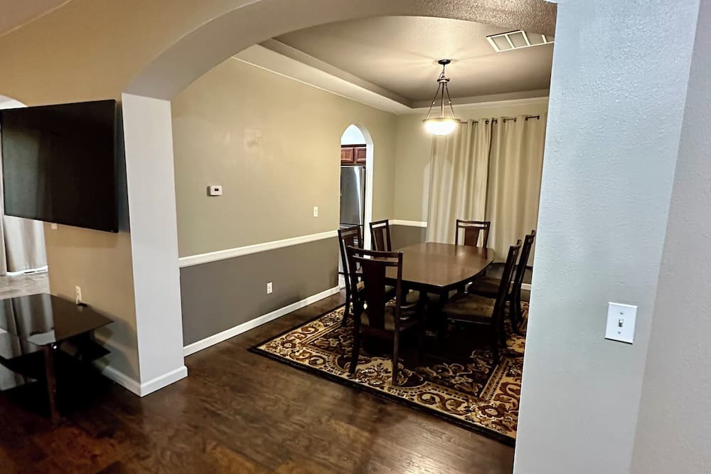 Spanaway House | Mid-Side house located in Spanaway perfect home away from home!