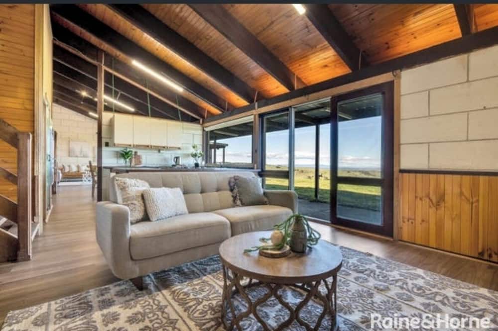 Bolinda Cottage | Cosy farm cottage with a wood fire heater. Ideal for a romantic/family getaway!