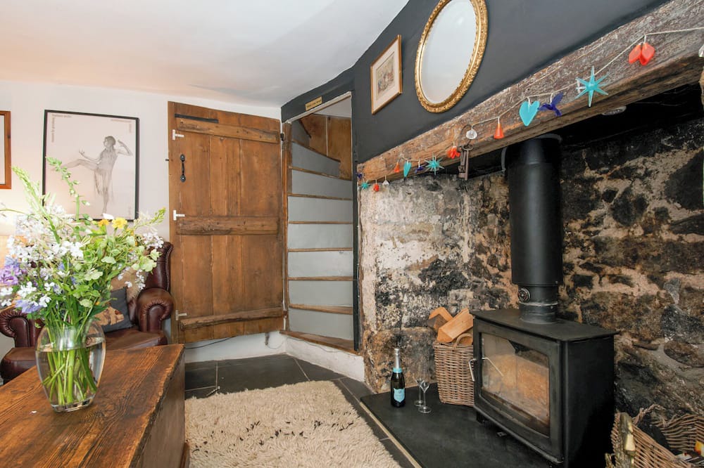 Chagford Cottage | BLUEBELL COTTAGE, pet friendly, with open fire in Chagford