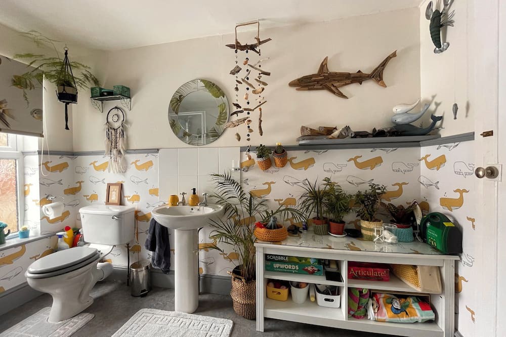 Newhaven House | Cosy Double Bedroom TV, microwave and breakfast of cereal & toast, tea & coffee