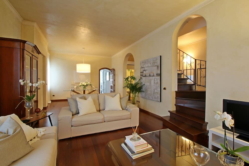 Castelnuovo Magra Villa | Wonderful private villa with WIFI, A/C, TV, terrace, pets allowed and parking, close to La Spezia