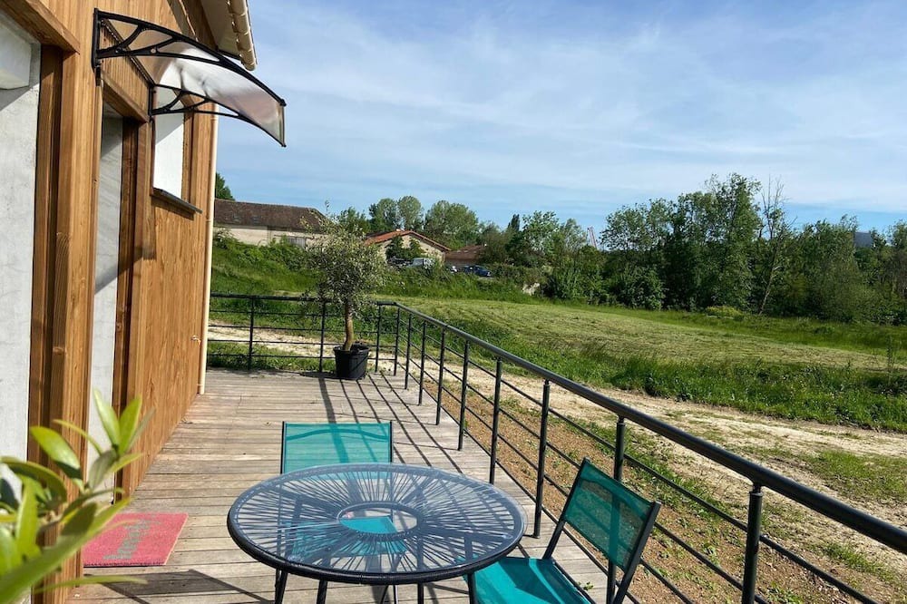 Vernou-la-Celle-sur-Seine House | Water-edge Stay