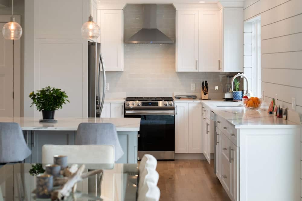 Lordship House | ESCAPE TO YOUR OWN PRIVATE COASTAL PARADISE THIS SUMMER! 1.5 HR FROM MANHATTAN