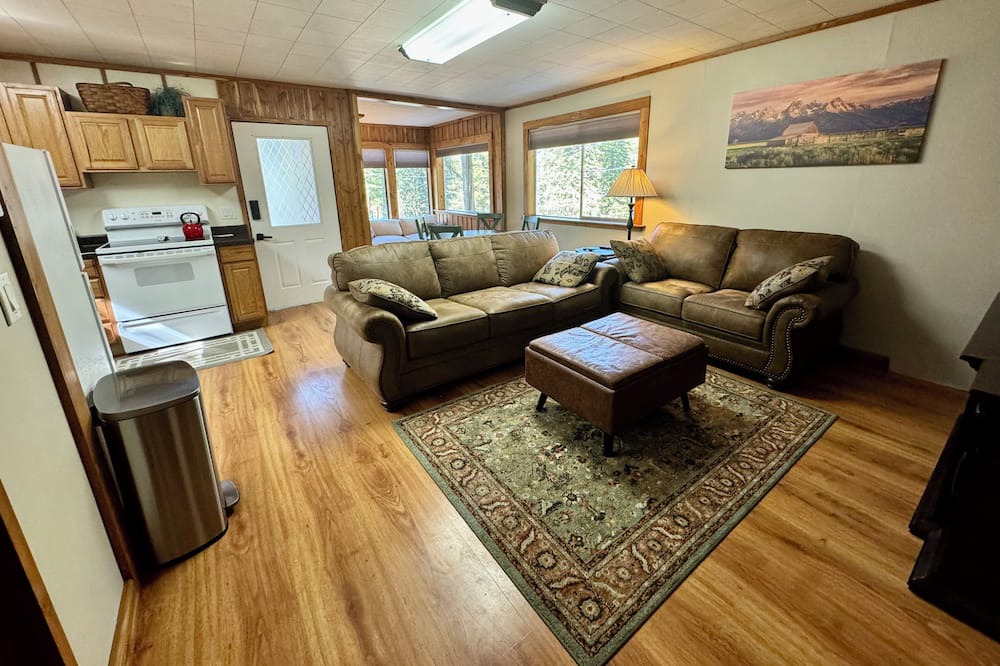 Cascade Cabin | Cozy Cabin near Lake Cascade!