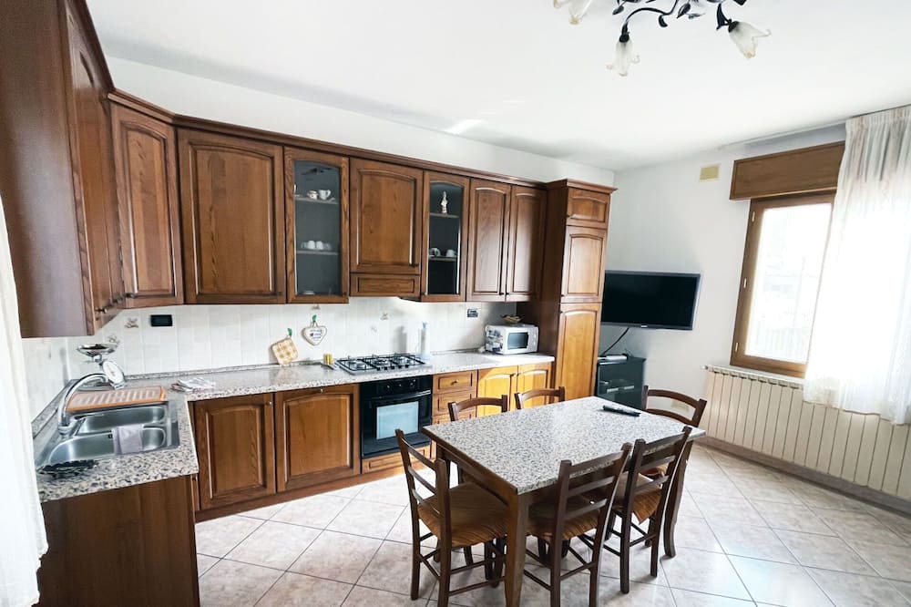 Taglio di Po Villa | Beautiful private villa for 6 people with WIFI, hot tub, A/C, TV, pets allowed and parking
