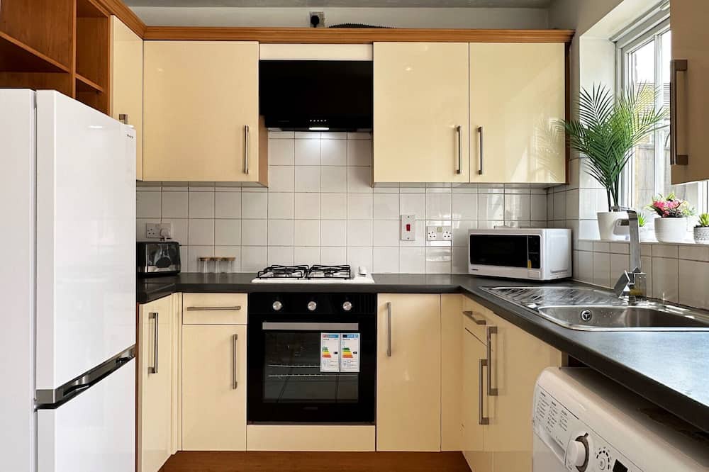 Stevenage House | K Suites - Cozy 2 bed House w/free parking
