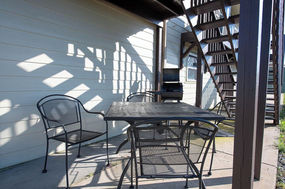 Intracoastal City Condo | Family Escape: Cozy Condos by Water - Fish & Relax