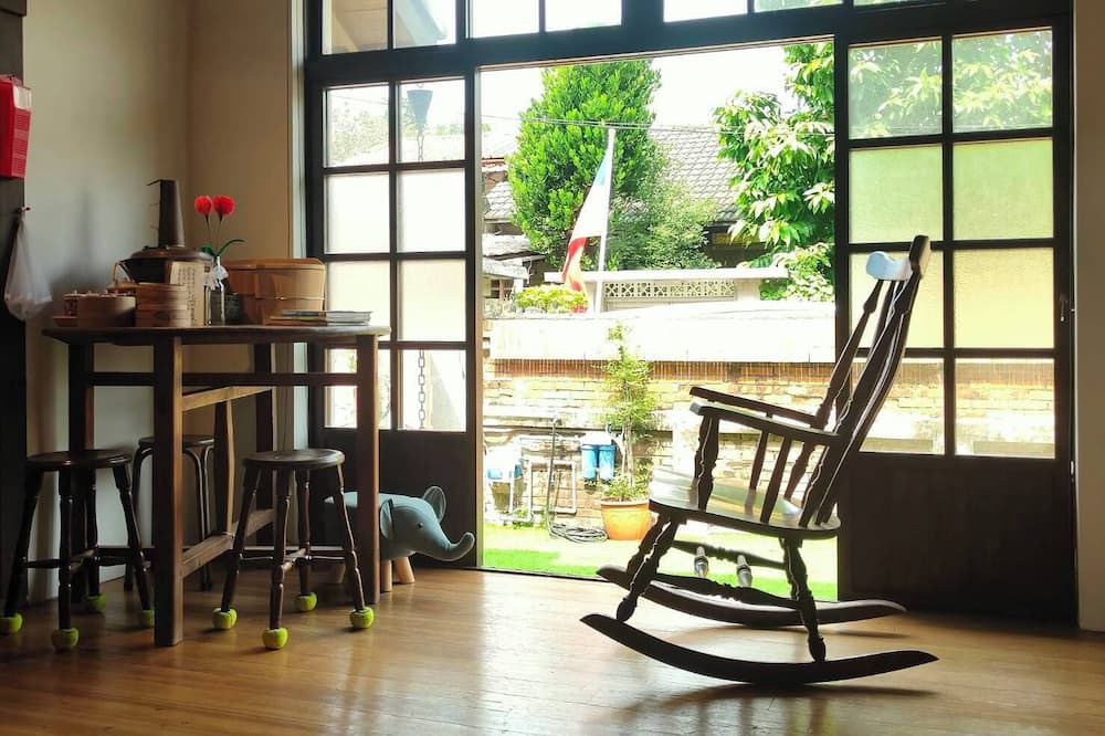 Fengshan District House | 親手修復的歷史眷村小屋，帶有熱水大浴缸復古套房，住在歷史保存區中，3分鐘到擁有260年歷史廟宇，5分鐘到熱門美食區