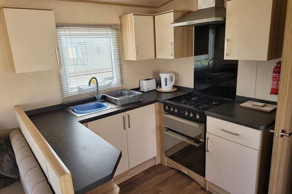 Tunstall Ski Chalet | Budget 3-Bed Caravan in Tunstall, Hull