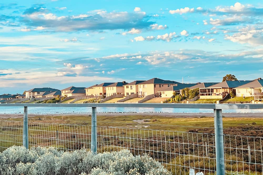 Sanctuary Lakes Villa | Point Cook Landmark Coastal Wetland Park Villa Free Parking and Wi-Fi