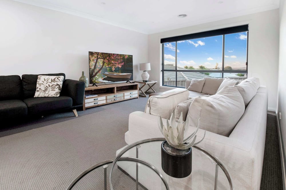 Bourkelands House | Burrundulla - Contemporary Retreat, Firepit