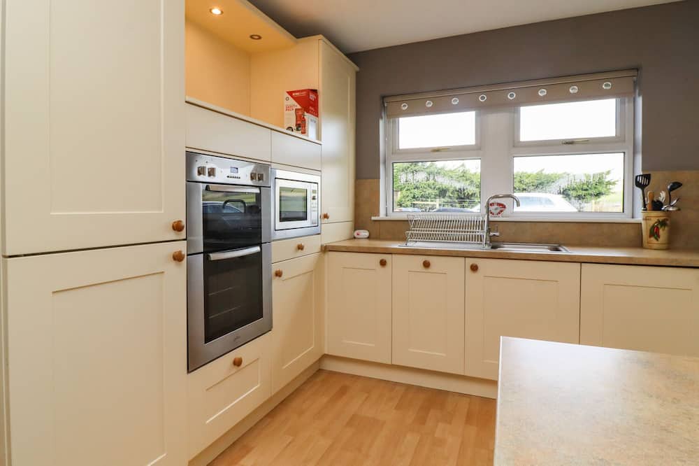 Colne Cottage | 5 EMMOTT COURT, family friendly, with a garden in Laneshawbridge