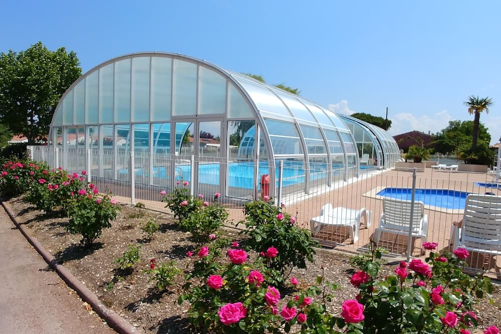 Saint-Pierre-d'Oleron Ski Chalet | Holiday home on the island of Oléron in a residential park with heated swimming