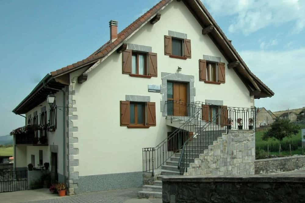 Villanueva de Aezcoa House | Holiday Home 'Casa Aguerre' with Mountain View, Private Terrace and Wi-Fi