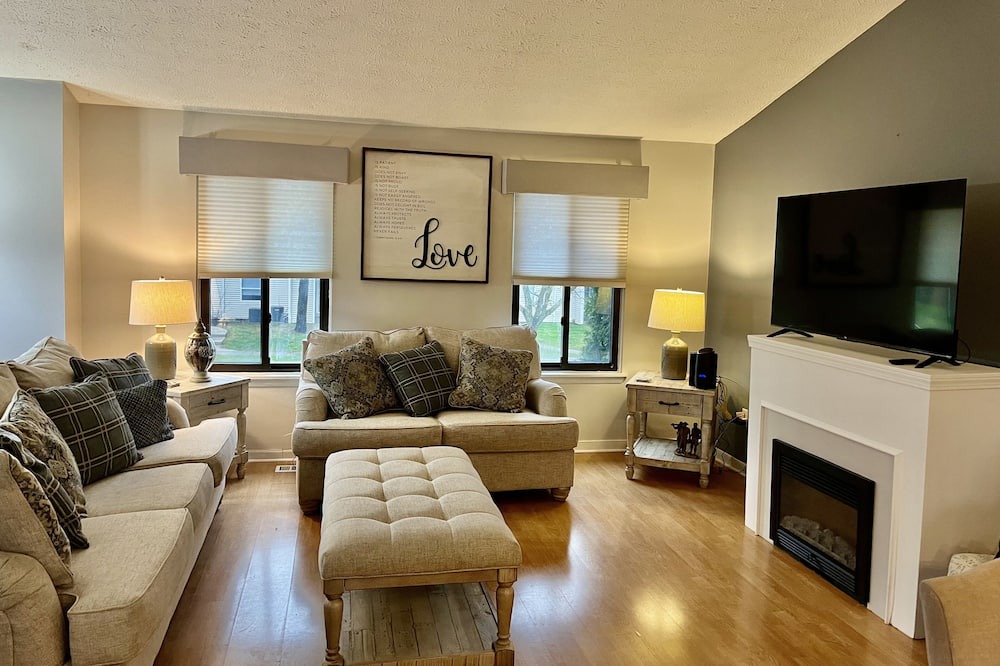 West Henrietta House | Cozy raised ranch in West Henrietta