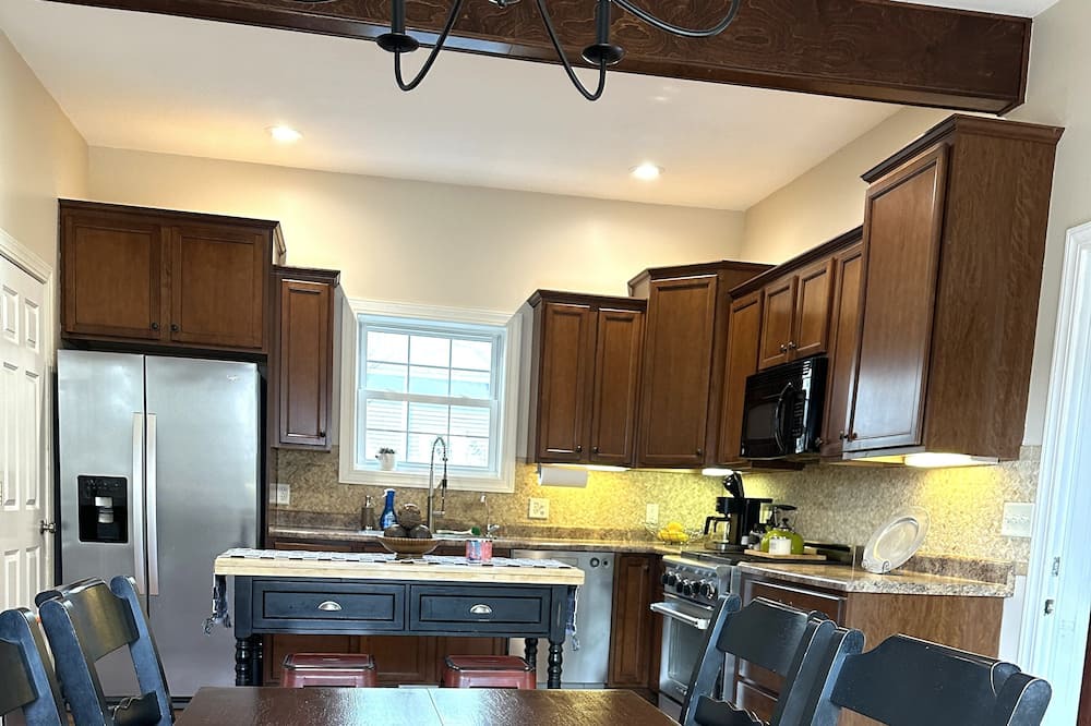 Valparaiso House | DOWNTOWN VALPARAISO! Charming 3-bedroom house with all the comforts of home!