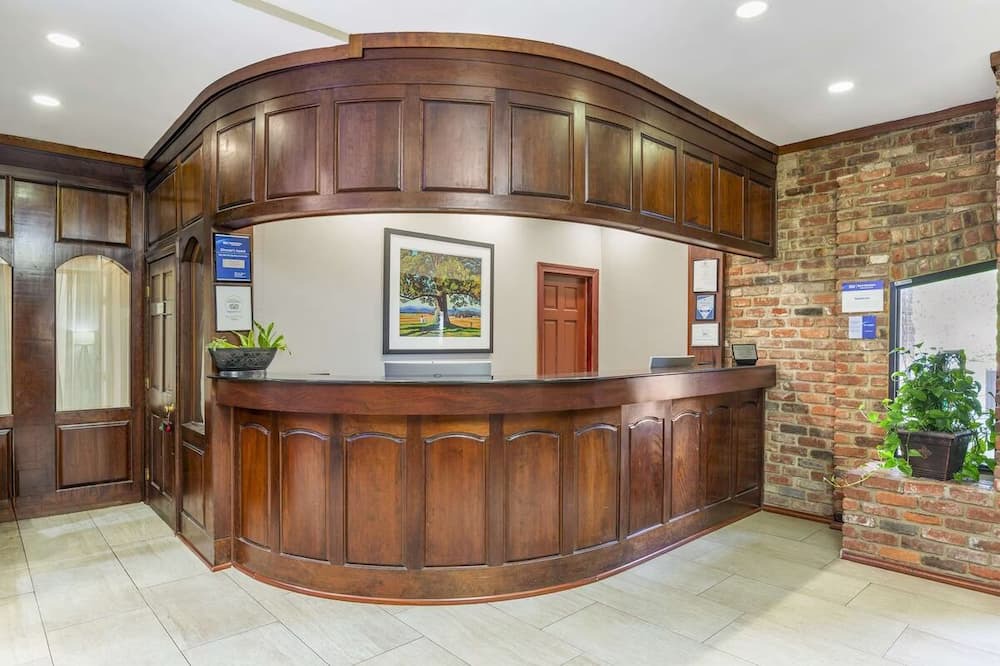 North Chesterfield House | Sleek Stay Perfect for Corporate Guests with Weekly Laundry Needs