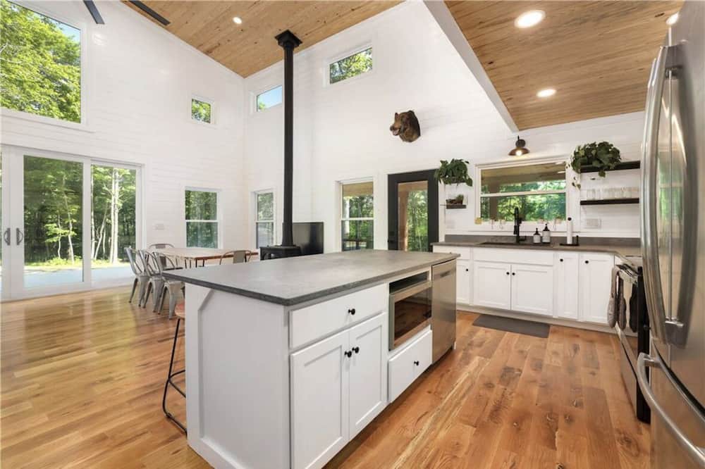 Combs House | Luxury Cabin nestled in the Ozark Mountains.