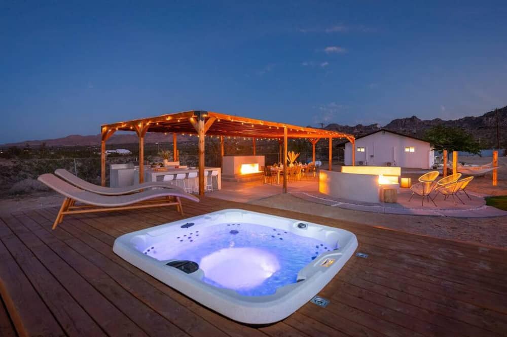 Joshua Tree House | Basketball Pickleball Pool Spa Sauna Cinema