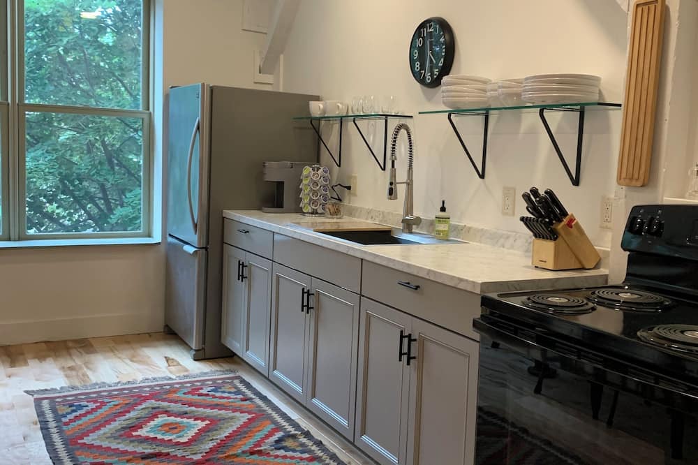 South End Apartment | Awesome Large Open Concept 2 Bedroom Warehouse Loft in Downtown Burlington