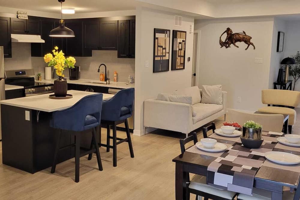 Ottawa Division House | 5 minutes walk to major shopping center, restaurants, pubs and bus station.