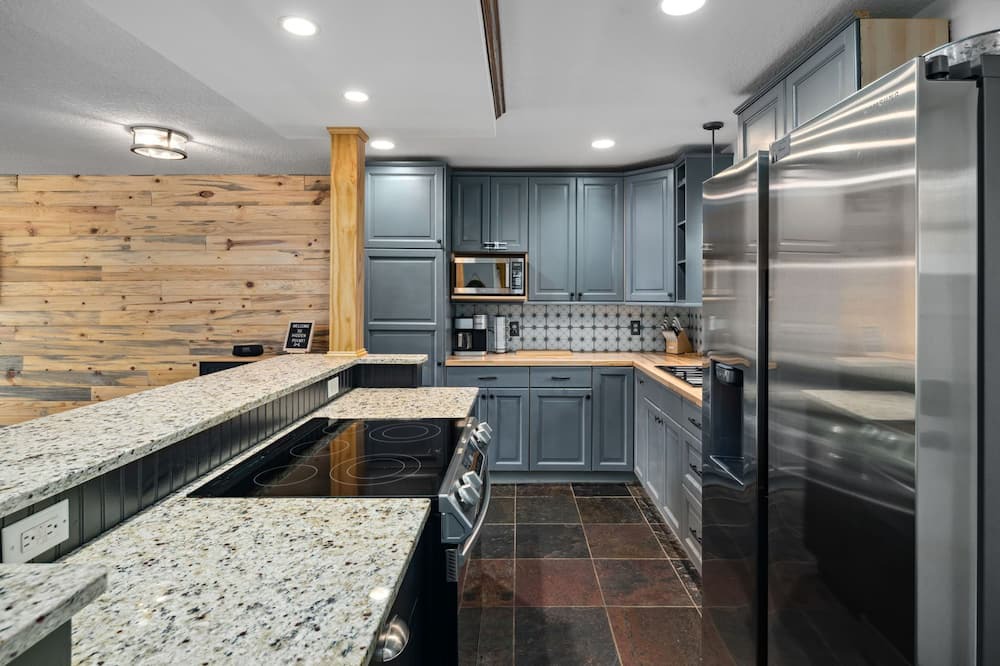 South Haven Cabin | Private Modern Cabin with Lake Access, Kayaks, Games, Firepit Dogs Welcome!