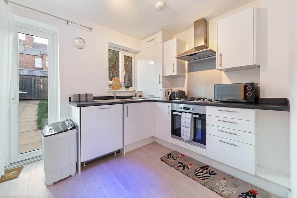 Aylestone House | City Center Charm and Comfort