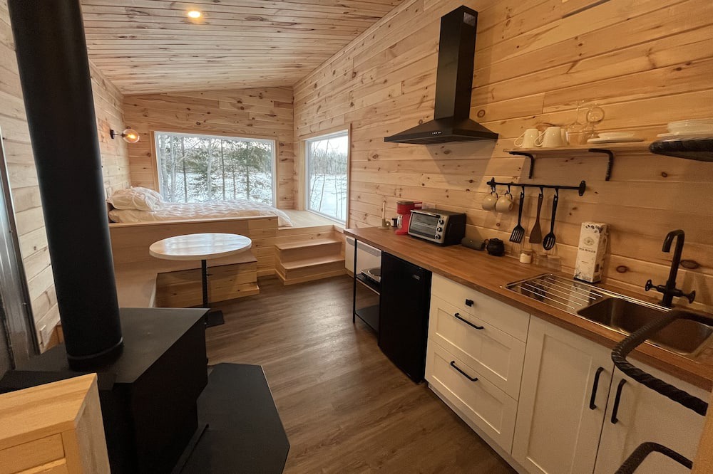 Caraquet Cabin | Le PicBois, Tiny house on the side of the river. Perfect get away to disconnect