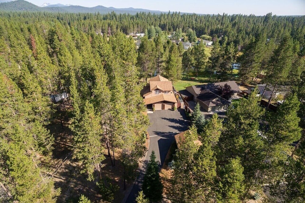 Oregon Water Wonderland House | Deschutes River canal access is a Paddlers Delight!