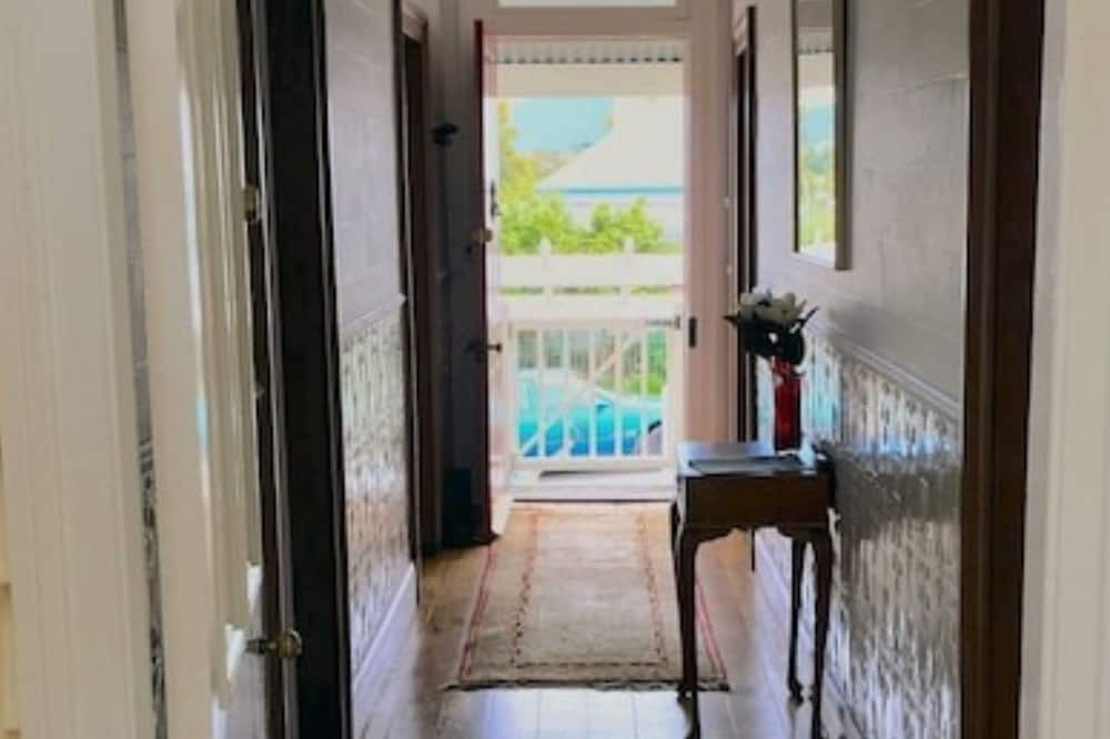 Milton Cottage | Donovan's Cottage, take a step back in time in the historic, trendy town of Milton