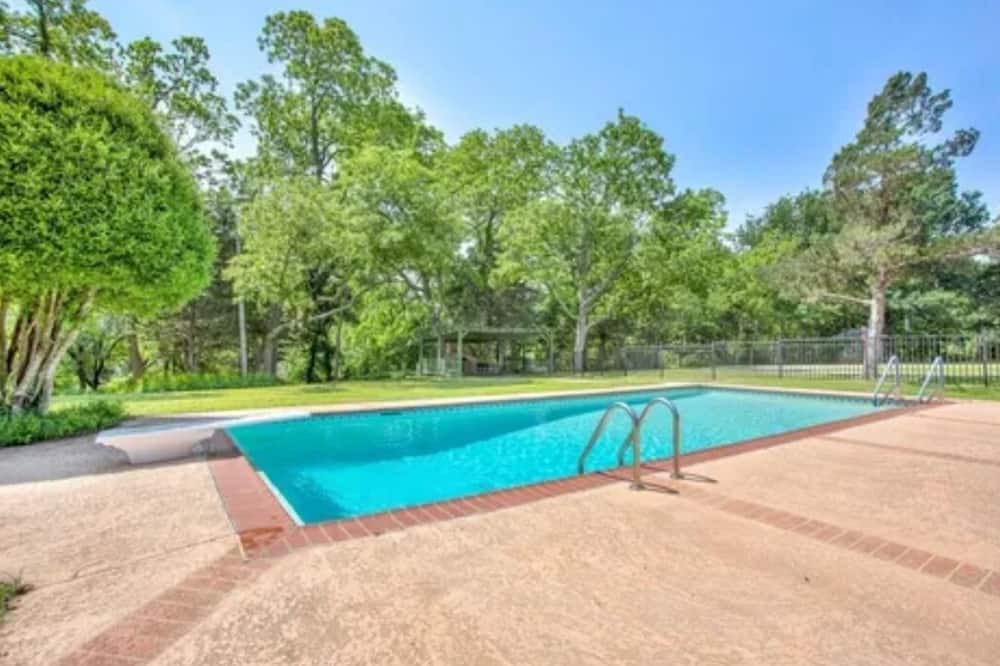 Sherman Cottage | Oasis In The Suburbs