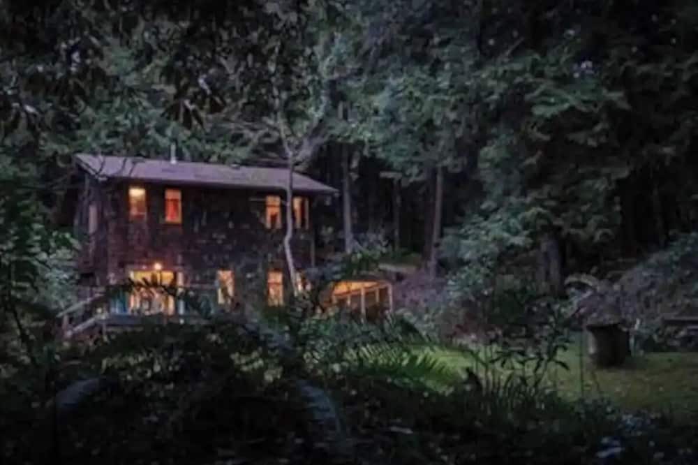 Roberts Creek House | Enchanted Creek Hideaway