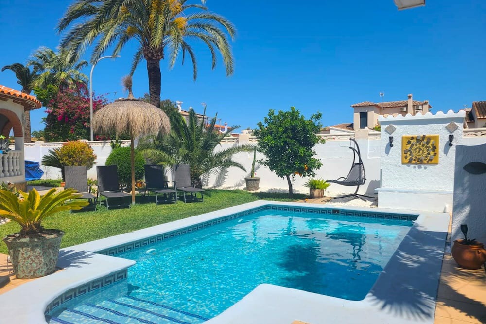 Els Poblets Ski Chalet | Villa AY CARAMBA in Els Poblets 950m from the beach
