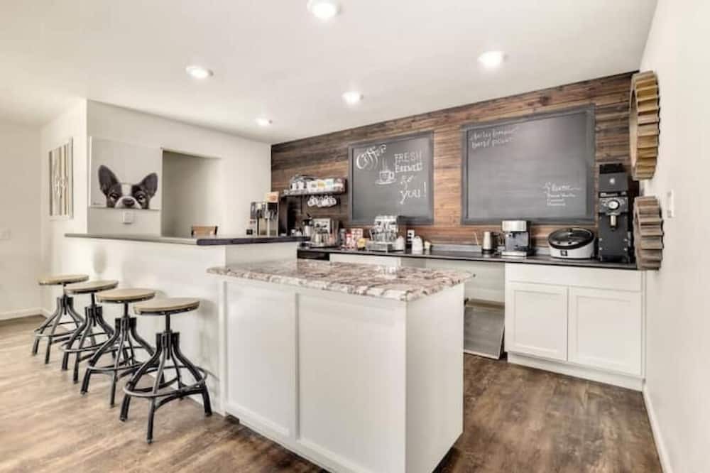 Mountainburg House | Bigfoot Hideout - Hotel amenities with a social vibe! Almasty room #3