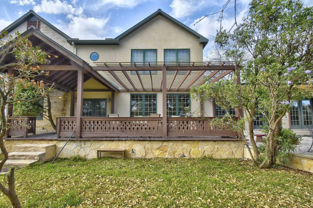 Fredericksburg House | Headwaters Lodge-Firepit-Scenic Views