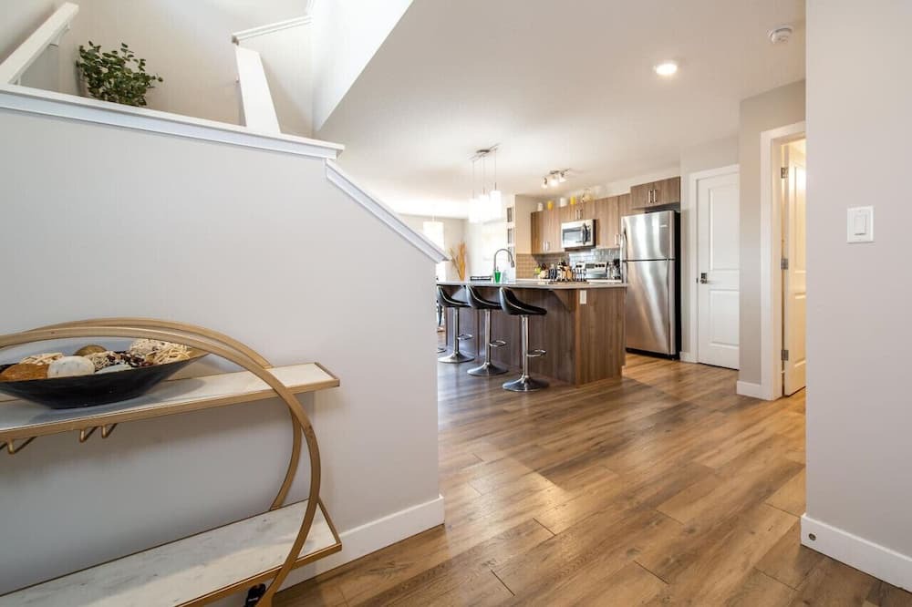 West Edmonton House | 3BDRM Home, 5min to WEM/4min to River Cree Casino